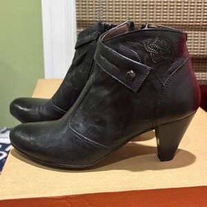 Nero Giardini Black Leather Ankle Booties